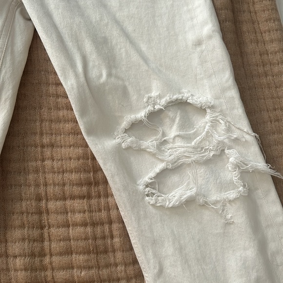 AGOLDE STRAIGHT LEG JEAN IN NATURAL WITH RIPPED KBEES AND BUTTON FLY - Picture 4 of 5